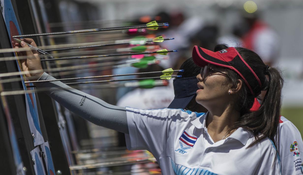 Seorang pepanah mengambil anak panah pada Invitation Tournament cabang panahan nomor compound di Lapangan Panahan Senayan, Jakarta, Sabtu (10/2/2018). Event ini merupakan pemanasan jelang Asian Games 2018. (Bola.com/Vitalis Yogi Trisna)