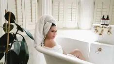 Wanita berusia 37 tahun ini terjun ke dunia hiburan sejak tahun 2001. Vicky Zainal mengawali kariernya dalam dunia hiburan dengan bermain sejumlah FTV.  (Liputan6.com/IG/@vickyzainal24)