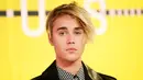  Justin Bieber berpose saat tiba di MTV Video Music Awards 2015, Los Angeles , California,minggu (30/8/2015). Ia akan tampil dalam acara MTV Video Music Awards 2015. (REUTERS/Danny Moloshok)