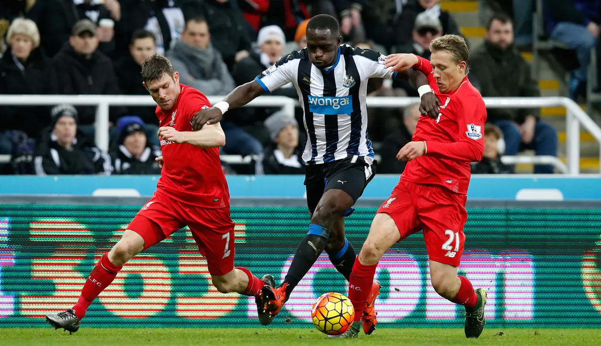 Gelandang Newcastle, Moussa Sissoko (tengah) berusaha melawati gelandang Liverpool, James Milner dan Lucas Leiva pada lanjutan Liga Inggris di Stadion St James' Park, Inggris (6/12). Newcastle menang atas Liverpool dengan skor 2-0. (Reuters/Andrew Yates)