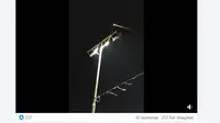 Tangkapan layar fenomena yang diklaim meteor jatuh di Cirebon (Sumber: Facebook)