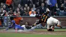 Pemain Chicago Cubs, Javier Baez (kiri) meluncur untuk meraih base saat diadang pemain San Francisco Giants, Buster Posey pada lanjutan MLB di di San Francisco, (7/8/2017). San Francisco kalah 3-5 dari Cubs. (AP/Marcio Jose Sanchez)