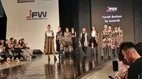 Untuk pertama kalinya, Farah Button menerapkan wastra atau kain tradisional dalam koleksinya. Sebanyak sembilan outfit brand fesyen lokal asal Yogyakarta ini debut dengan wastra dalam Jogja Fashion Week (JFW) 2023, Sabtu (11/11/2023) malam. (Tifani)