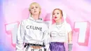 Seperti dalam potret ini, merilis album bersama yaitu 1+1=1, keduanya tampil kompak mengenakan busana nuansa putih dengan aksen sequin dan hologram, super nyentrik! (Instagram/hyuna_aa).