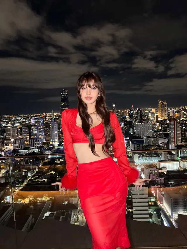 Lisa BLACKPINK Tampil Glowing dan Pipi Chubby di Bangkok, Pakai Dua Gaun Kontras