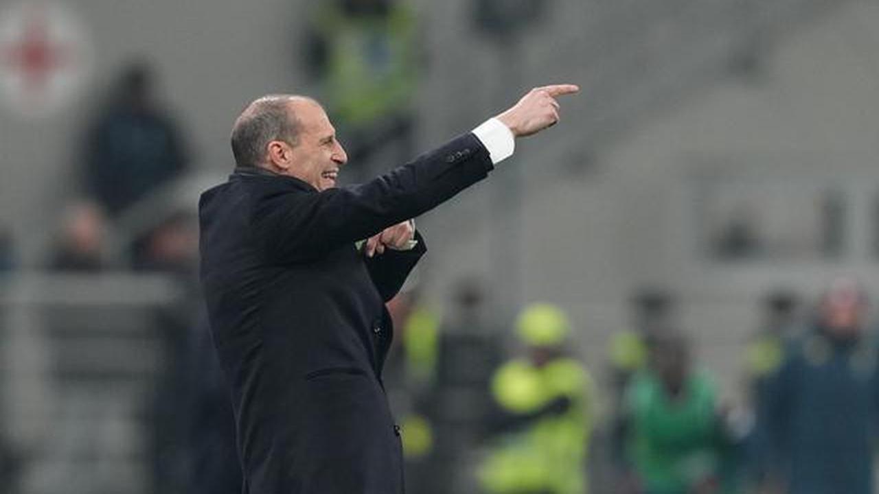 Pelatih AC Milan, Massimiliano Allegri, memberi instruksi kepada para pemainnya pada laga Serie A/Liga Italia antara AC Milan vs Genoa di Milan, Italia, Kamis, 8 Januari 2026. (AP Photo/Antonio Calanni)