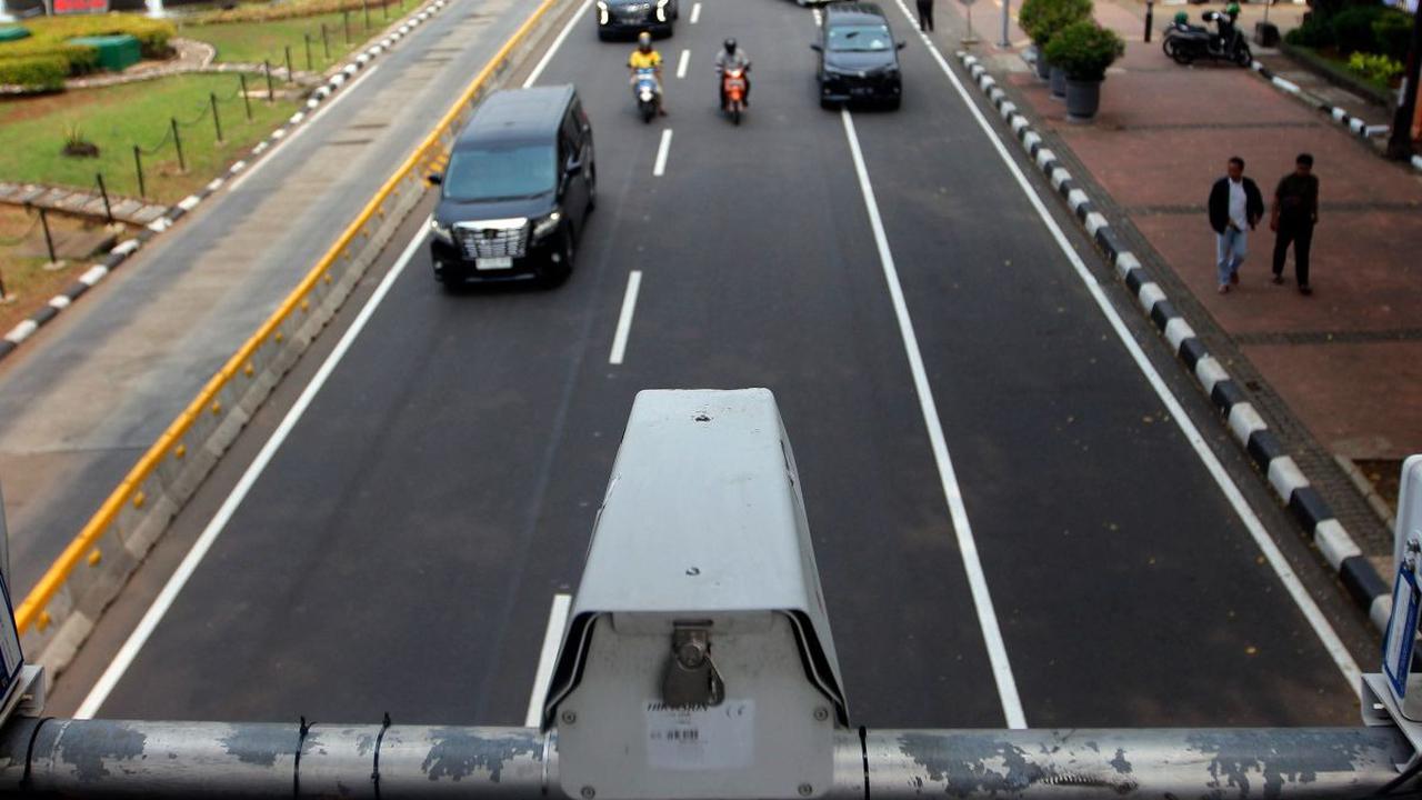 Jalan Medan Merdeka Barat di sekitaran Monas, Jakarta Pusat menjadi kawasan percontohan yang sudah dilengkapi CCTV electronic traffic law enforcement (ETLE) untuk memantau pelanggar lalu lintas yang melewati jalan tersebut.