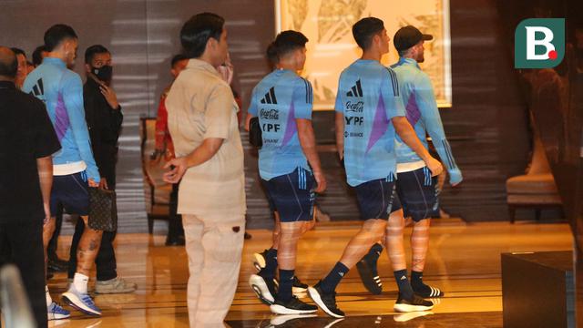 Foto: Sambil Menyeruput Mate, Pemain Timnas Argentina Tinggalkan Hotel dan Jalani Latihan di GBK