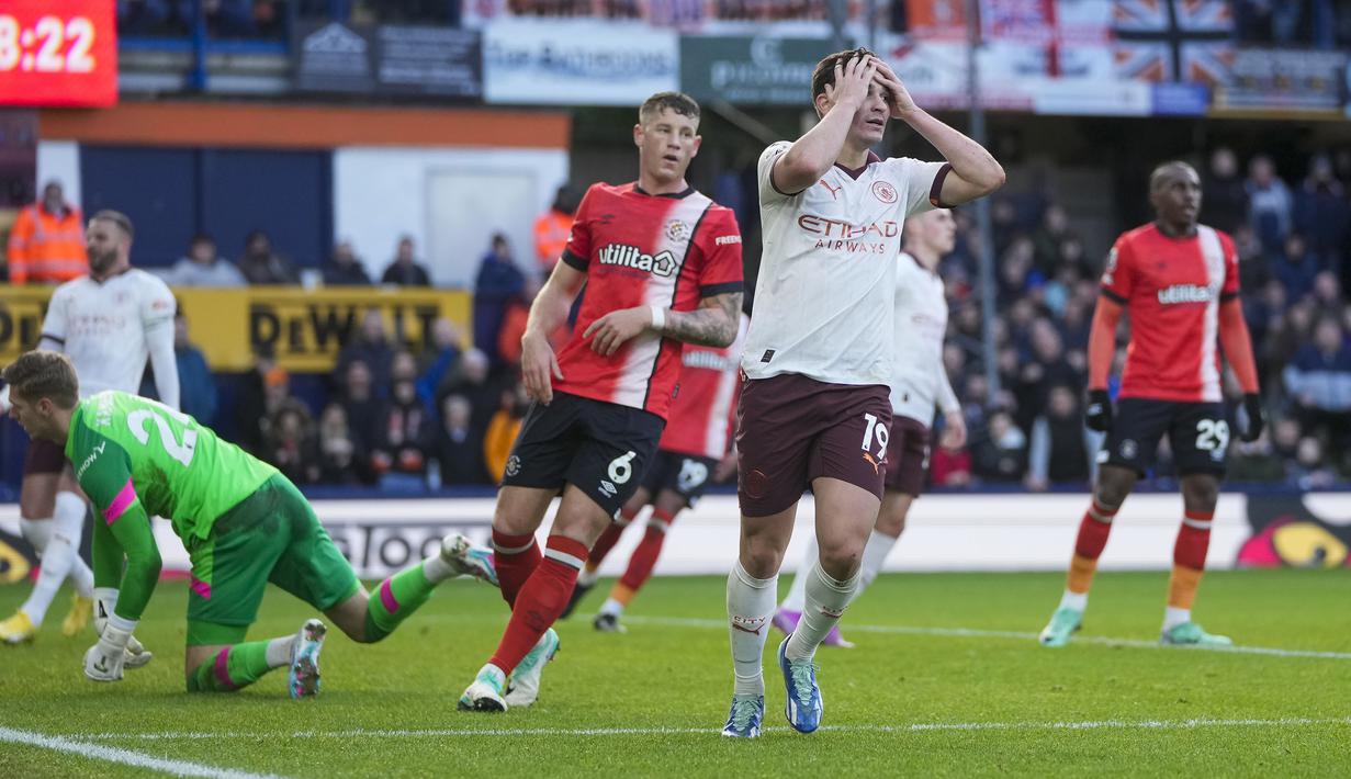 Reaksi kecewa striker Manchester City, Julian Alvarez (kanan) setelah gagal memaksimalkan peluang di depan gawang Luton Town pada laga pekan ke-16 Liga Inggris 2023/2024 di Kenilworth Road, Luton, Minggu (10/12/2023) malam WIB. (AP Photo/Kin Cheung)