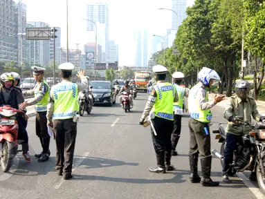 Polda Metro Jaya mengadakan Operasi Patuh Jaya 2015 di sepanjang Jalan Jendral Sudirman, Jakarta, Sabtu (30/5). Polisi menggelar razia patuh jaya untuk menertibkan para pengendara yang melanggar lalu lintas, mulai 27 Mei-9 Juni (Liputan6.com/Yoppy Renato)