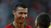 Cristiano Ronaldo bersalaman dengan pemain Spanyol sebelum pertandingan di grup B Piala Dunia 2018 di Stadion Fisht di Sochi, Rusia, (20/6). Pemain Real Madrid ini tampil beda dengan berjenggot. (AP Photo/Manu Fernandez)