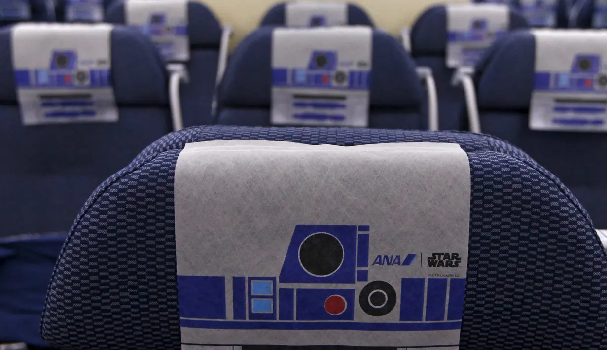 Kursi penumpang yang bertema Star Wars juga menghiasi kabin pesawat Boeing 787 Dreamliner di Bandara Changi, Singapura, Kamis (12/11/2015).  Tur Star wars kali ini bertema All Nippon Airways ANA R2D2. (REUTERS/Edgar Su) 	