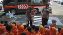 Polisi wanita (polwan) mengajarkan tertib lalu-lintas kepada anak-anak TK ABA Uswatun Hasanah Tembalang saat kunjungan ke Polrestabes Semarang, Selasa (9/4). Polisi memberi penyuluhan dan pembinaan kepada anak-anak untuk taat berlalu lintas sejak dini. (Liputan6.com/Gholib)
