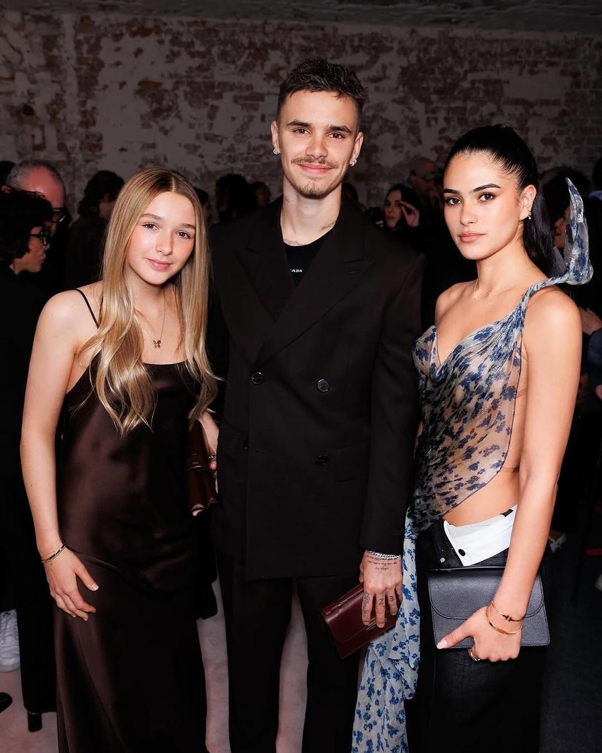 5 Potret Cantik Harper Anak David dan Victoria Beckham saat Dukung Sang Ibu di Paris Fashion Week