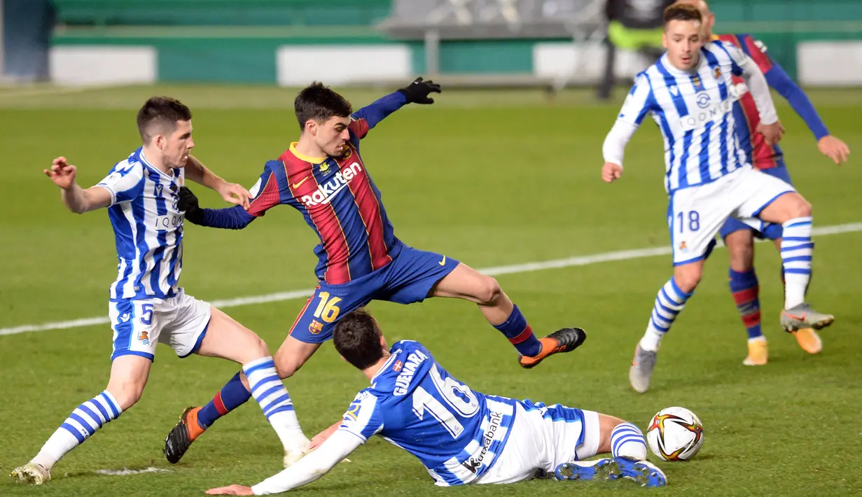 Pedri merupakan pemain muda yang dipercaya Bracelona di lini tengah mereka. Pemain yang baru berusia 18 tahun ini, mampu tampil sebanyak 52 kali di semua ajang dan sumbangkan empat gol serta enam assist. Berkat penampilan gemilangnya ia dipanggil Spanyol untuk Euro 2020. (Foto: AFP/Cristina Quicler)
