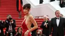 Bella Hadid berpose didepan ratusan kamera paparazi. Ia nampak bergairah ketika berpose di karpet merah. Ia sengaja menunjukan kaki jenjangnya yang indah. (AFP/Bintang.com)