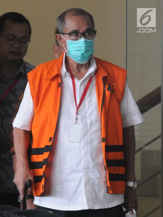 Bupati Bandung Barat nonaktif Abubakar usai menjalani pemeriksaan di KPK, Jakarta, Rabu (25/7). Abubakar diperiksa terkait dugaan suap keperluan politik istrinya, Elin Suharliah sebagai calon Bupati Bandung Barat di Pilkada 2018. (Merdeka.com/Dwi Narwoko)