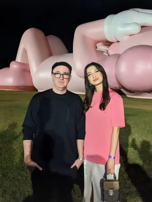 Tampilan Raline Shah jadi inspirasi OOTD simple untuk kamu menyaksikan KAWS di Candi Prambanan [@ralineshah]