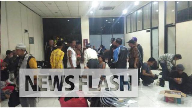Puluhan orang lanjut usia tergopoh-gopoh diusir, diancam serta dibubarkan paksa oleh kelompok yang intoleran, saat akan mengadakan  pertemuan dan persiapan untuk Simposium 65 di Jakarta. 