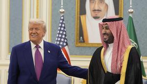 Presiden Amerika Serikat Donald Trump dan Putra Mahkota Arab Saudi Mohammed bin Salman saat bertemu di Istana al-Yamamah di Riyadh, Arab Saudi, Selasa (13/5/2025). (Dok. AP/Alex Brandon)