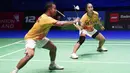 Ganda campuran Indonesia, Rehan Naufal Kusharjanto/Lisa Ayu Kusumawati saat menghadapi wakil Jepang, Kyohei Yamashita/Naru Shinoya pada babak perempatfinal All England 2023 di Utilita Arena, Birmingham, Inggris, Jumat (17/3/2023). Rehan Naufal Kusharjanto/Lisa Ayu Kusumawati mengalahkan Kyohei Yamashita/Naru Shinoya dengan rubber game 21-19, 15-21 dan 21-19. (AP Photo/Zac Goodwin)