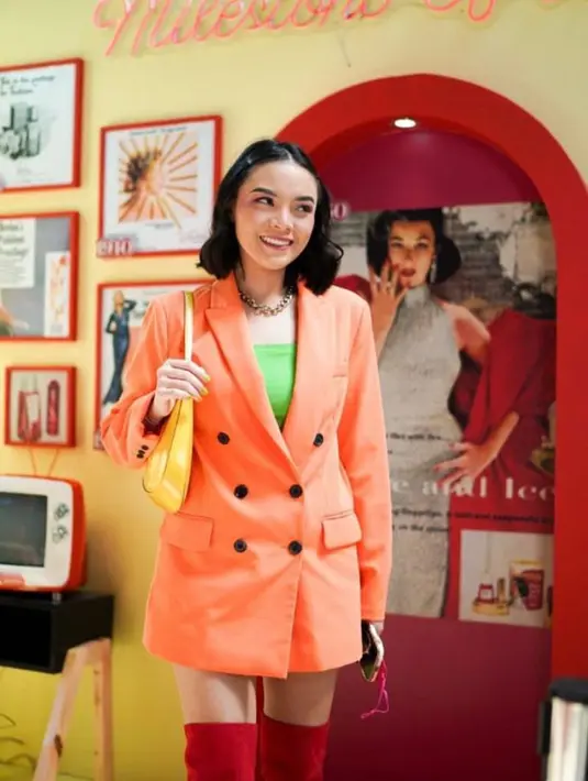 <p>Upgrade gaya dengan padu padan outfit warna vibrant seperti potretnya satu ini. [Foto: IG/mgdalenaf].</p>