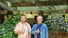 Suami Krisdayanti, Raul Lemos, baru-baru ini mendapat kesempatan istimewa ngopi bareng Presiden Timor Leste, Ramos Horta. Momen ngopi bareng sang presiden diabadikan dalam sejumlah foto lalu diunggah di akun Instagram terverifikasinya, Minggu (31/7/022). Krisdayanti tampak bungah sekaligus bangga melihat keakraban Raul Lemos dengan orang nomor satu di Timor Leste itu. (Foto: Dok. Instagram @raullemos06)