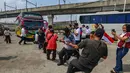Peserta mengikuti lomba menarik bus di Terminal Lebak Bulus, Jakarta, Senin, 17 Agustus 2026. (KLY/ Arie Basuki)