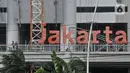 Aktivitas pekerja saat menyelesaikan proyek pembangunan Jakarta Internasional Stadium (JIS), Papanggo, Jakarta Utara, Selasa (11/1/2022). Progres pembangunan stadion terbesar di Asia yang dirancang sesuai standar FIFA tersebut saat ini mencapai 93,85 persen. (merdeka.com/Iqbal S. Nugroho)