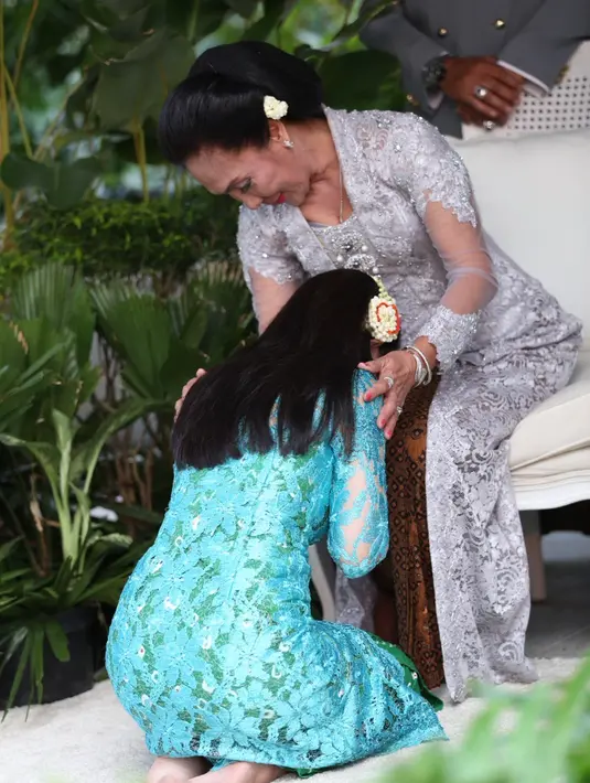 Chacha pun sempat bersimpuh didepan ibunya meminta izin agar dapat diberikan restu menikahi pria pilihannya. (Galih W. Satria/Bintang.com)