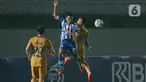Pemain Persiraja Banda Aceh, Supriyadi Eeng duel udara dengan pemain Bhayangkara FC, Sani rizki (kanan), pada laga BRI Liga 1 di Stadion Indomilk Arena, Minggu (29/8/2021). Bhayangkara FC berhasil mengalahkan lawannya Persiraja Banda Aceh dengan skor 2-1. (Bola.com/M iqbal Ichsan)