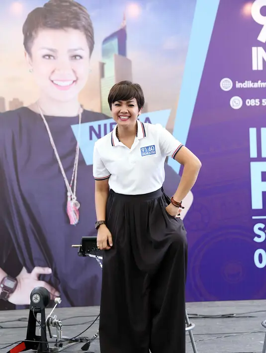 Bagi Nirina, sebelum mengambil keputusannya kembali siaran, terlebih dulu memikirkan semuanya. Termasuk minta izin pada suaminya. Setelah mendapat izin itu ia yakin dengan rutinitas yang akan dijalaninya setiap hari tersebut. (Nurwahyunan/Bintang.com)