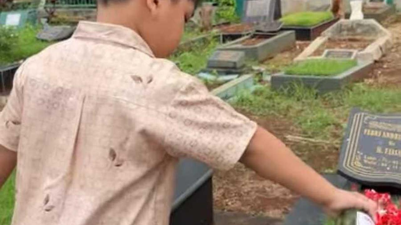 Hari Ultah Vanessa Angel, Ini 8 Potret Momen Fuji dan Fadly Faisal Ajak Gala Nyekar ke Makam Orangtuanya
