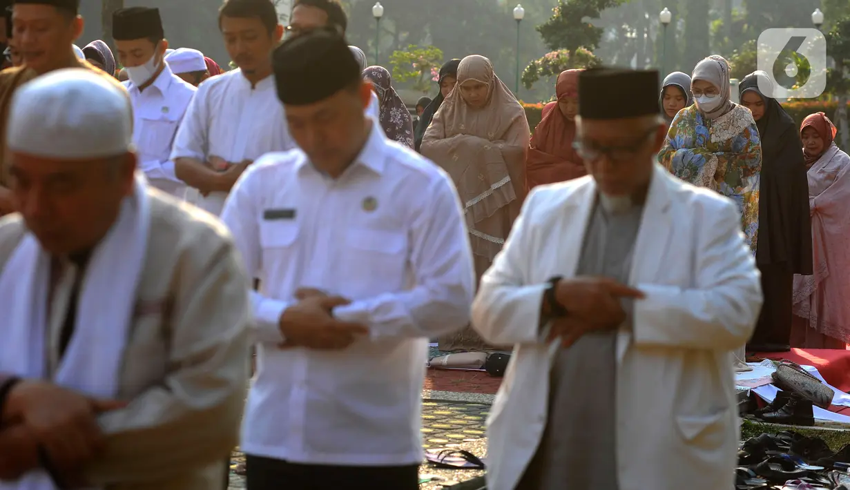 Rendahnya curah hujan dalam beberapa bulan terakhir membuat sumur warga di beberapa kecamatan di Kota Depok mengering. (merdeka.com/ Arie Basuki)
