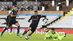Striker Manchester City, Gabriel Jesus, melewati kiper Fulham, Alphonse Areola, pada laga Liga Inggris di Stadion Craven Cottage, Sabtu (14/3/2021). City menang dengan skor 3-0. (Adam Davy/Pool via AP)
