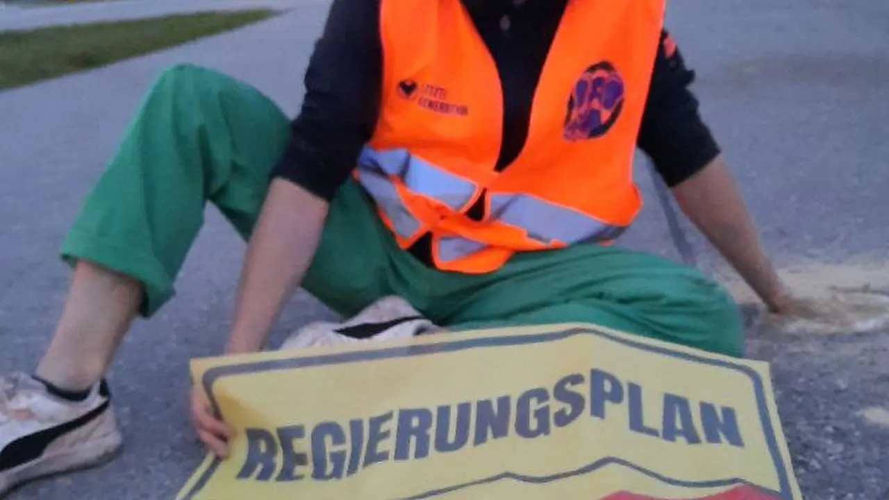 Aktivis Iklim Menempelkan Diri di Landasan Pacu Bandara Munich Jerman sebagai Bentuk Protes