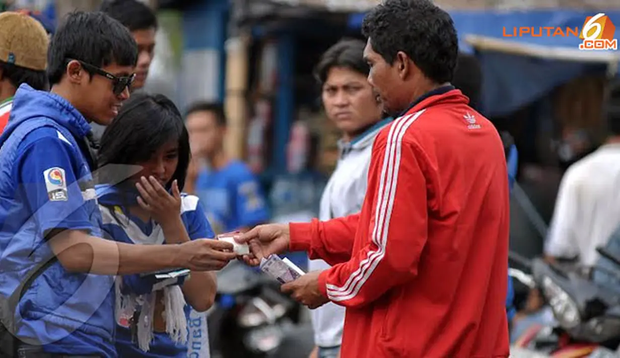 Sebagian dari bototoh terpaksa harus membeli tiket lewat calo karena tiket di loket penjualan sudah terjual habis.(Liputan6.com/Helmi Fithriansyah)