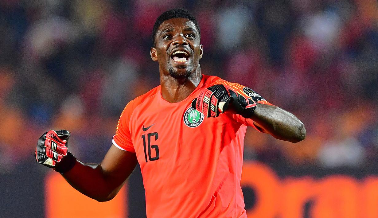 Kiper Timnas Nigeria, Daniel Akpeyi saat ini tercatat berumur 35 tahun. Dirinya telah mengoleksi 19 caps sejak debutnya pada 2015 silam. Pada Piala Afrika 2019, Akpeyi berhasil menjadi kiper utama dan membawa Nigeria menjadi juara ketiga. (AFP/Giuseppe Cacace)