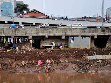 Aktivitas warga miskin yang tinggal di kolong jembatan di Jalan KH Abdullah Syafei, Jakarta, Senin (16/6/14). (Liputan6.com/Faizal Fanani)