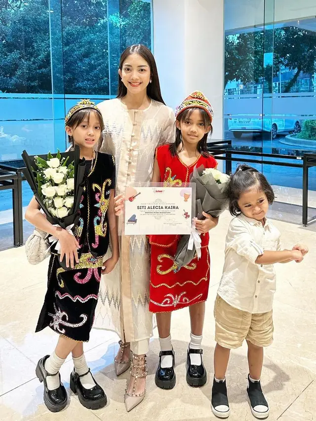[Fimela] Ririn Dwi Ariyanti bersama anak-anak