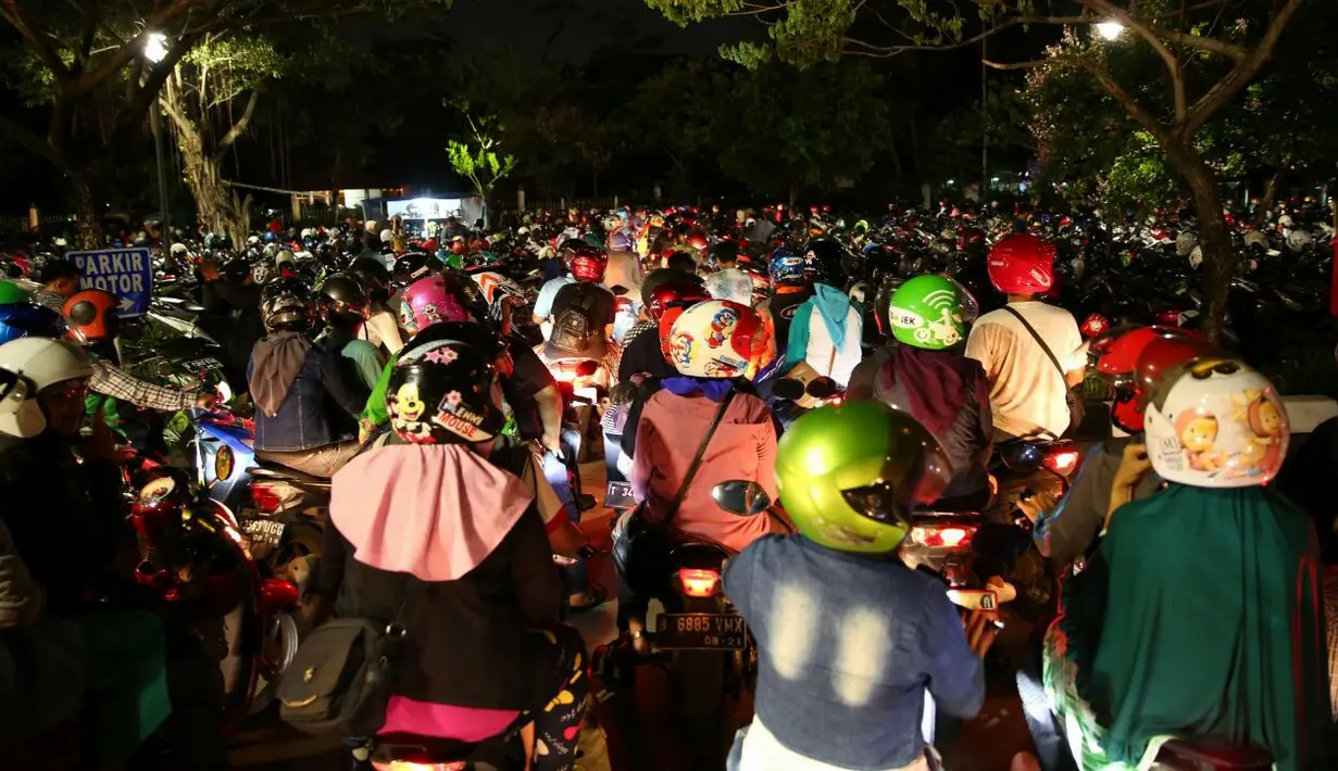 Hal itu diberlakukan agar masyarakat dapat menyaksikan fenomena gerhana bulan total dengan seksama. Akan tetapi untuk menikmati fenomena Bloodmoon di puncak Monas, para pengunjung hanya dibatasi 500 orang saja. (Deki Prayoga/Bintang.com)