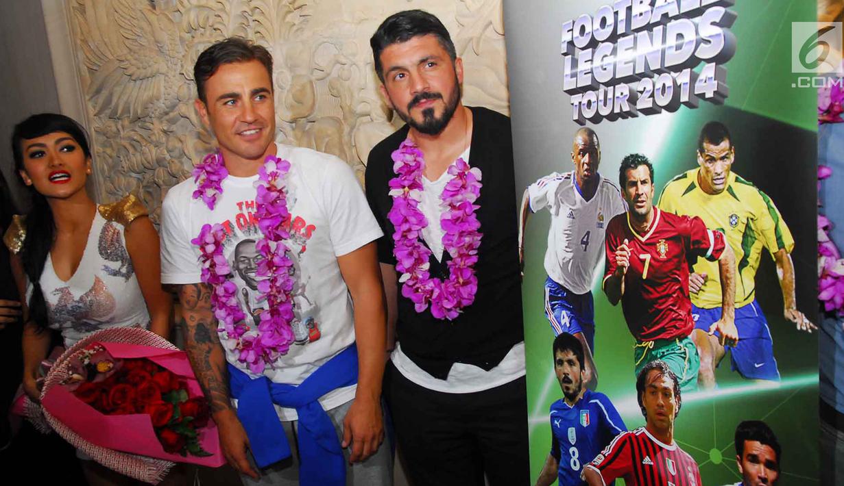 Julia Perez saat menyambut para pemain sepakbola Legendaris.  Jupe menghembuskan napas terakhir di Rumah Sakit Cipto Mangunkusumo (RSCM), pada Sabtu 10 Juni 2017. (Dok:Liputan6.com)