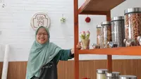 Direktur Eksekutif Bulkstore Semarang, Falasifah sat pembukaan toko tanpa plastik. (foto: liputan6.com/erlinda/edhie prayitno ige)