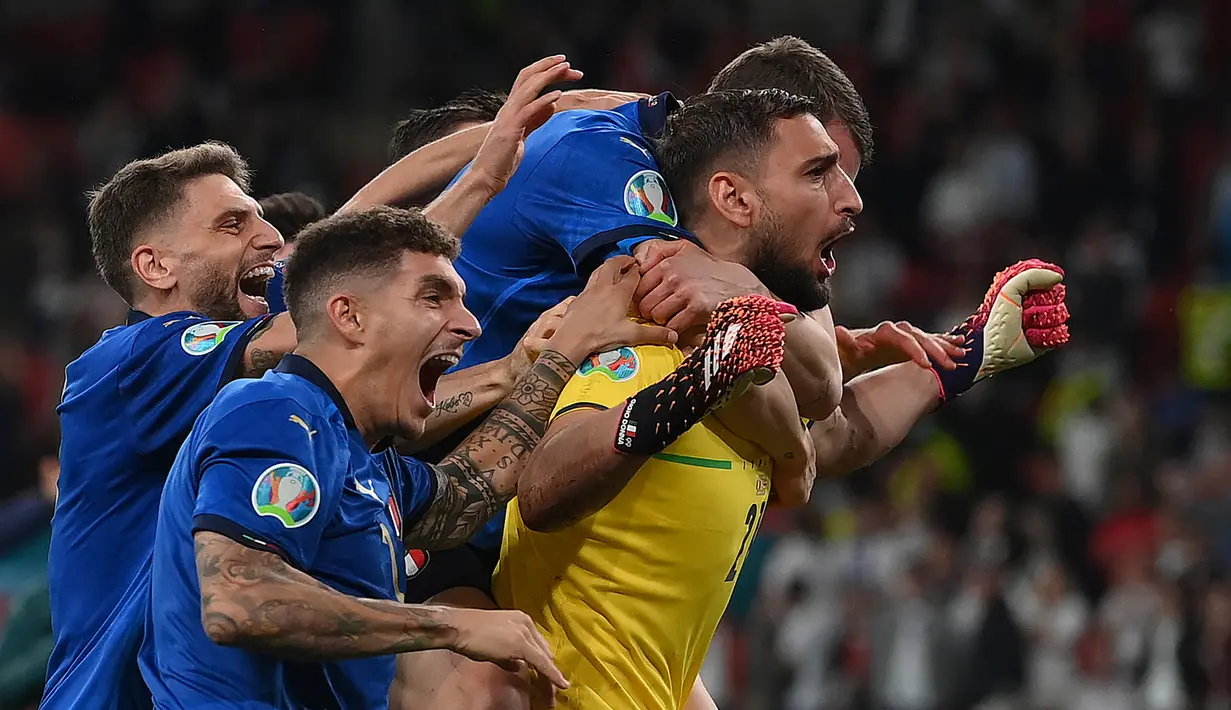 Gianluigi Donnarumma. Pahlawan Italia di Euro 2020 ini dilepas AC Milan ke PSG dengan status bebas transfer dengan durasi kontrak hingga 2026. Berpeluang menjadi kiper utama di PSG menggeser Keylor Navas. Ia bakal menerima gaji sekitar 12 juta euro per tahun. (Foto: AFP/Pool/Laurence Griffiths)