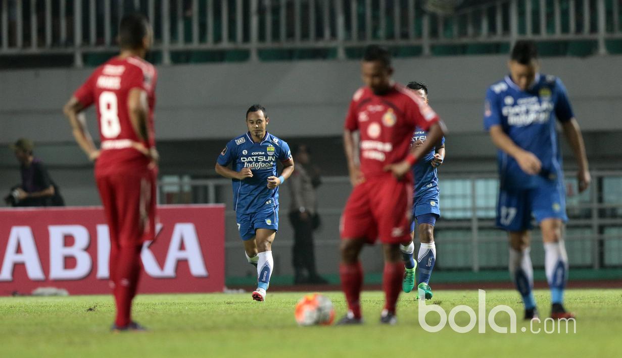 Pemain Persib Bandung, Atep membuka keunggulan bagi timnya saat membobol gawang  Semen Padang  pada perebutan tempat ketiga Piala Presiden 2017 di Stadion Pakansari, Bogor, Sabtu (11/3/2017). (Bola.com/Nicklas Hanoatubun)