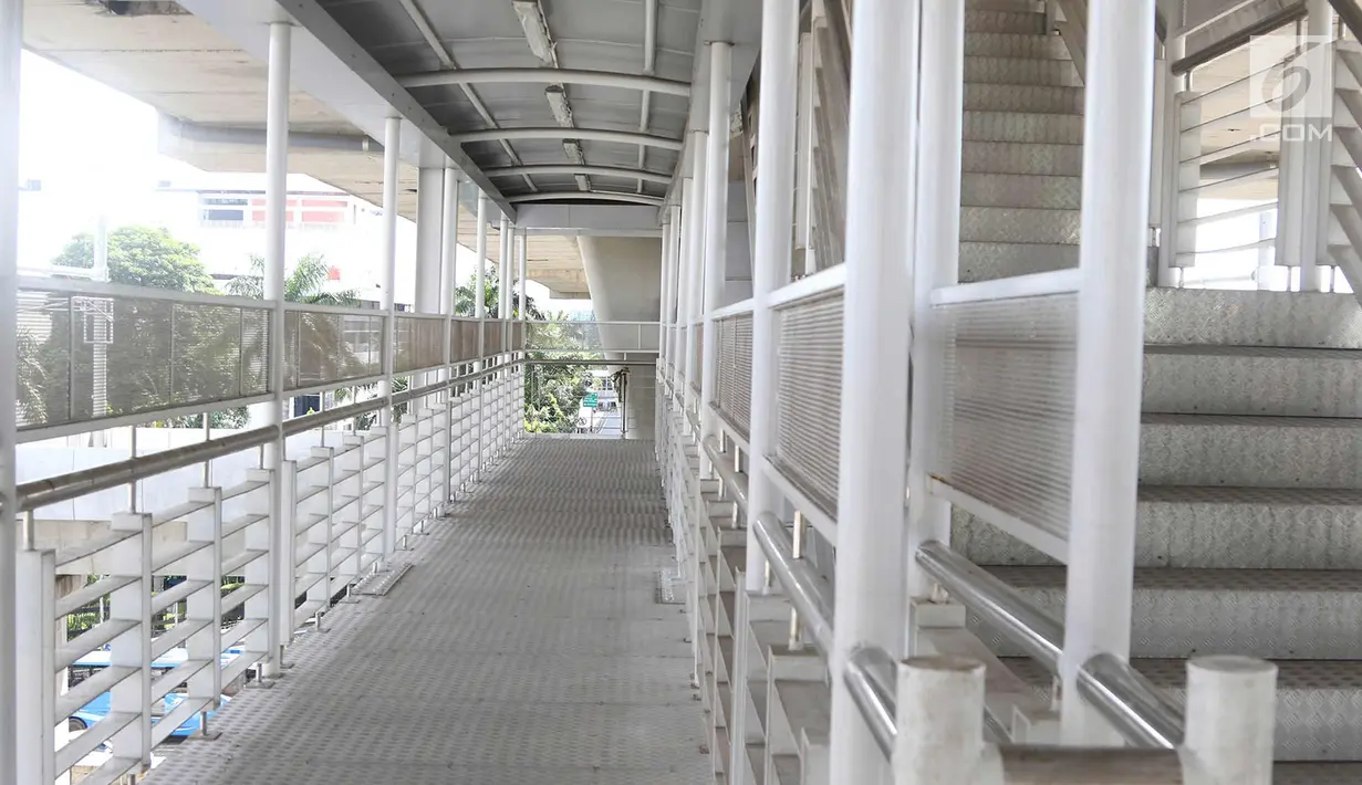 Suasana jembatan Halte CSW yang sepi dari aktivitas di Kebayoran Baru, Jakarta, Selasa (10/4). Terlalu tingginya jembatan tersebut dianggap kurang ramah bagi para lansia, ibu hamil, anak-anak dan penyandang disabilitas. (Liputan6.com/Immanuel Antonius)