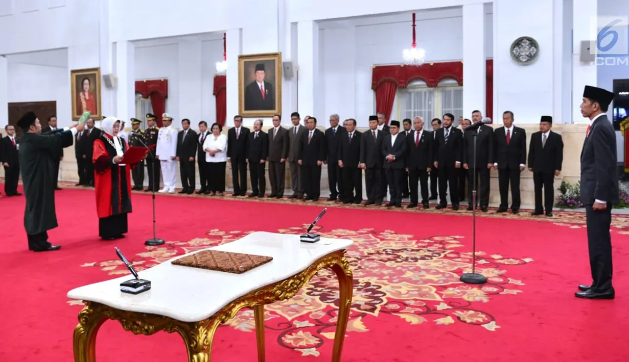 Suasana pelantikan hakim Mahkamah Konstitusi (MK), Enny Nurbaningsih di Istana Negara, Jakarta, Senin (13/8). Pengangkatan Enny sebagai Hakim Konstitusi berdasarkan surat Keputusan Presiden Nomor 134/P/2018. (Liputan6.com/Biropers)