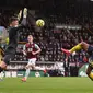 Striker Arsenal Pierre-Emerick Aubameyang (kanan) gagal menaklukkan kiper Burnley Nick Pope pada laga Liga Inggris di Turf Moor, Minggu (2/2/2020). (AFP/Oli Scarff)