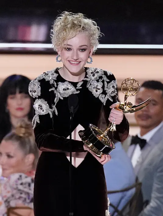 Julia Garner menerima penghargaan kategori aktris pendukung terbaik dalam serial drama pada ajang Primetime Emmy Awards ke-74 di Microsoft Theater, Los Angeles, Amerika Serikat, 12 September 2022. Saat menerima penghargaan, Julia mengucapkan terima kasih kepada lawan mainnya, Jason Bateman dan Laura Linney. (AP Photo/Mark Terrill)