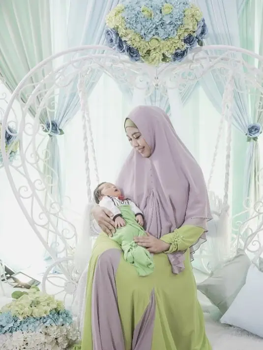 Seperti diketahui, Oki Setiana Dewi dan Ory Vitrio telah memiliki dua orang anak perempuan dan satu laki-laki. Ketiga anak-anaknya tersebut lahir melalui proses caesar. (Instagram/okisetianadewi)